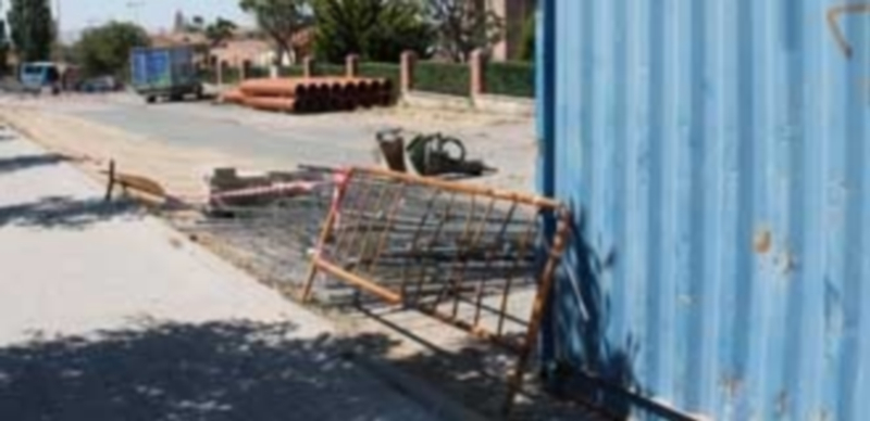 La caseta de obras fue instalada el lunes y ayer ya se habían iniciado los primeros trabajos junto a la carretera de Palazuelos. /M.G.