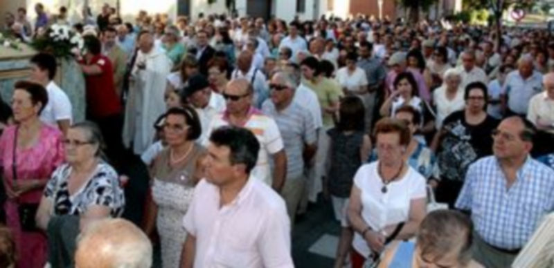 Una comitiva de pequeñas niñas acompañó a la Virgen durante su procesión por las calles del Carmen. / Lara Mazagatos