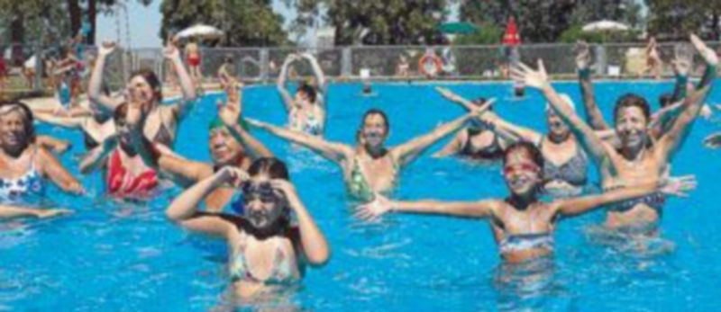 Las actividades en las instalaciones municipales entretienen a mayores y pequeños durante todo el día. / Alberto Benavente