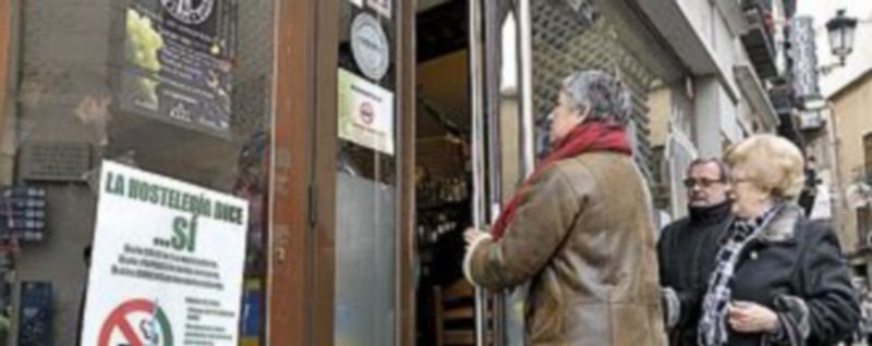Cartel a la entrada de una cafetería en contra de la prohibición total. / A. Benavente
