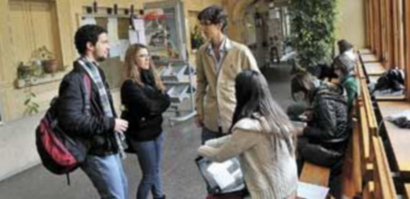 Varios estudiantes charlan en uno de los pasillos del Palacio de Mansilla