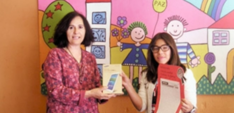 La maestra Isabel García Pérez y la alumna Alejandra Pardillos Pastor muestran el relato premiado y el premio