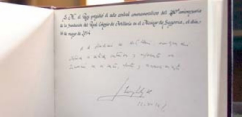 Firma del rey Don Juan Carlos por el 250 aniversario de la Fundación del Real Colegio de Artillería de Segovia. / Ical