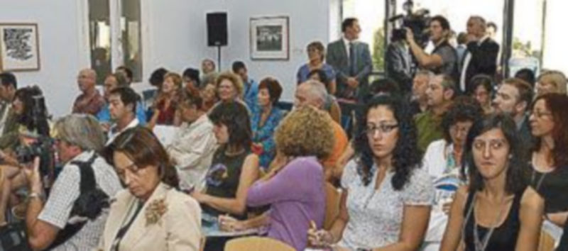 El público y los medios de comunicación asistentes a la rueda de prensa. / J.M.