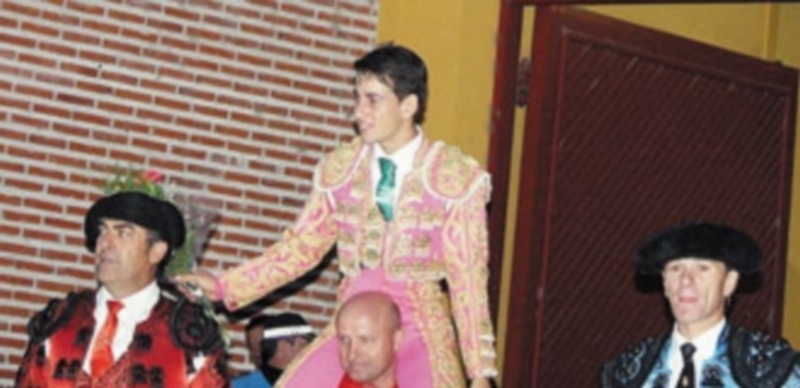 Alejandro Conquero logró la salida en hombros tras el corte de dos orejas. / Ernes Fernández