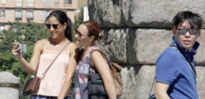 Turistas procedentes de otros puntos de España se cruzan en Segovia con viajeros de otras nacionalidades. / NEREA LLORENTE