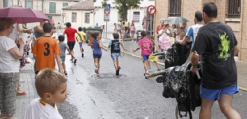 Niños y niñas del barrio disfrutaron en los encierros infantiles pese a la lluvia que arreció pasado el mediodía. / n. llorente