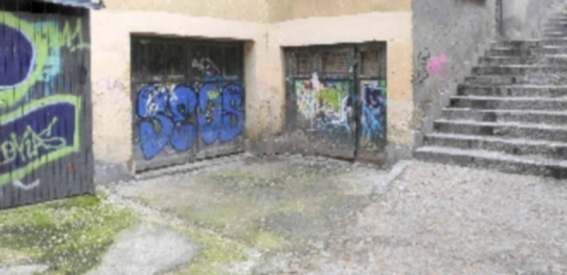 Un rincón de la ciudad que ha sido utilizado indebidamente en 2015 por personas y mascotas como urinario. / KAMARERO