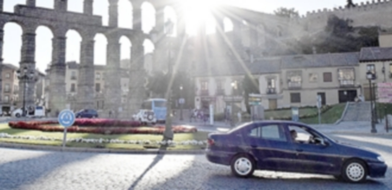 La reordenación de la plaza de la Artillería implica mejoras en la calzada y la separación unos metros del tráfico rodado. / MARTA HERRERO