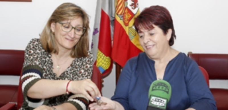 La directora provincial de Educación entrega las llaves del pabellón a la alcaldesa de Segovia. / N. LL.