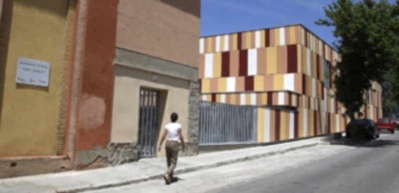 Las vallas y contenedores de obras han desaparecido de los alrededores del pabellón que muestra nuevos accesos e incluso una placa con su nombre. /N. LLORENTE