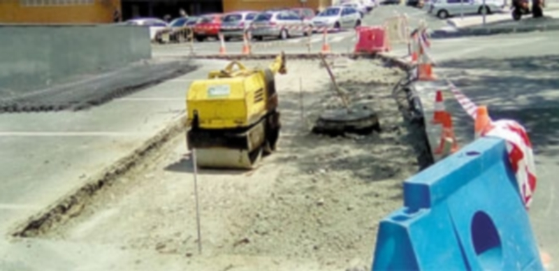 Las máquinas ya trabajan en la zona del aparcamiento lateral. / el adelantado