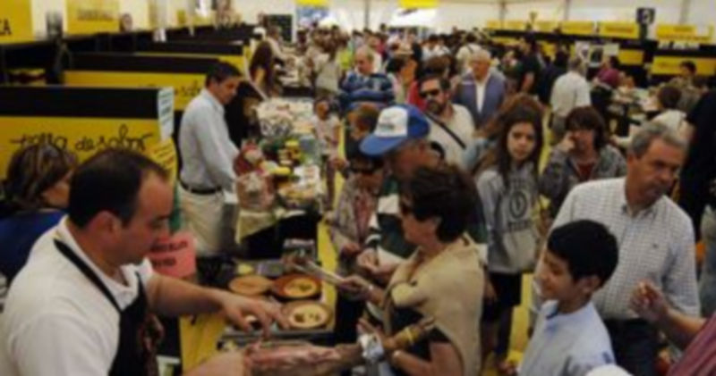 Una veintena de productores de alimentos de la comunidad están presentes en la carpa hasta esta noche. / A. Benavente