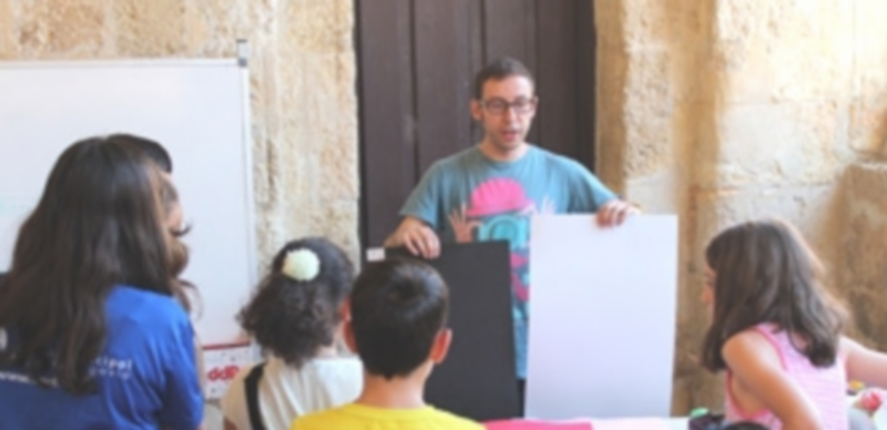 Javier Herrero explica con planchas de gomaeva a los participantes los tipos de colores que existen. / Fran Muñoz