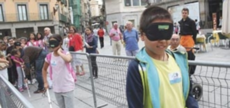 Los escolares del colegio ‘San José’ desarrollando el circuito del taller ‘Moverse sin verse’ con antifaces y bastones. / Fran Muñoz