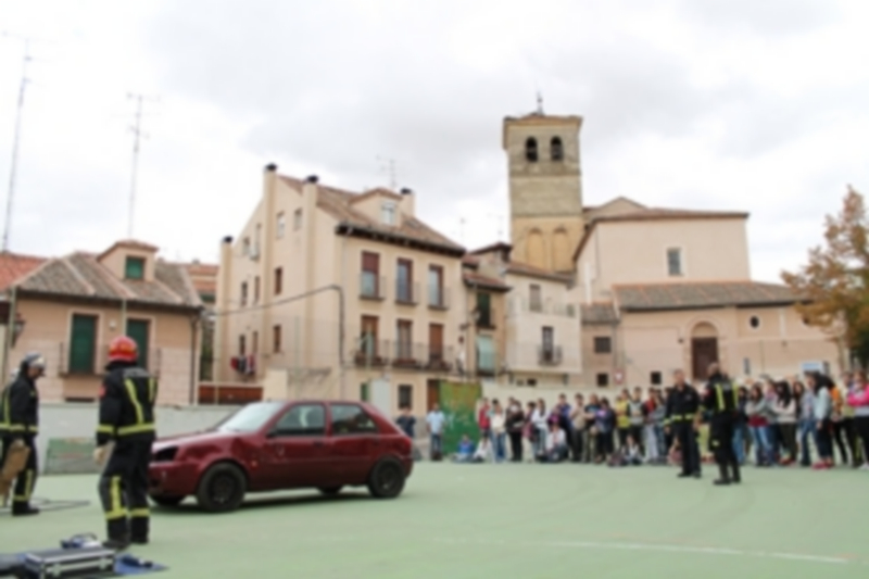Los bomberos hicieron una demostración sobre cómo actuar en un accidente de tráfico. / Fran Muñoz