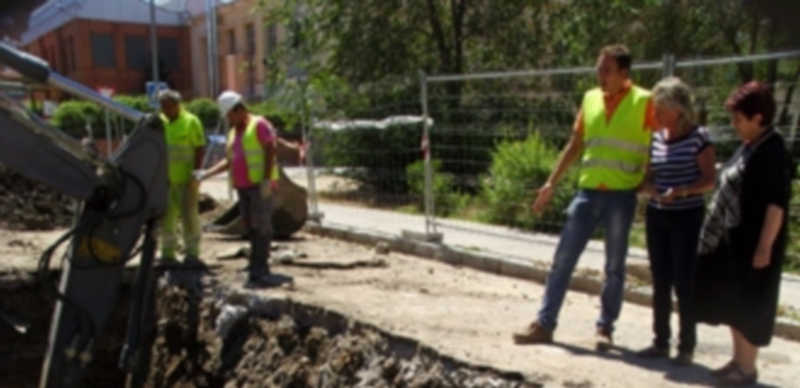 La alcaldesa Clara Luquero y la concejala Paloma Maroto atienden las explicaciones del técnico sobre la obra./ El Adelantado