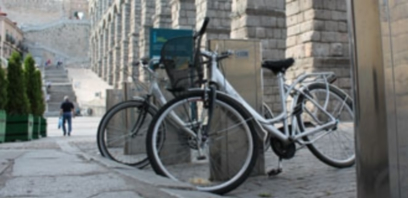 Uno de los puntos destinados al aparcamiento de bicicletas de alquiler del programa municipal. / Fran Muñoz