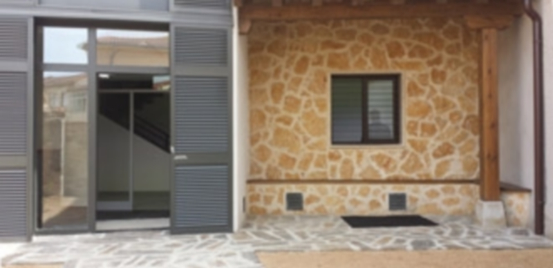 Puerta de entrada al albergue municipal para peregrinos del Camino de Santiago. / El Adelantado