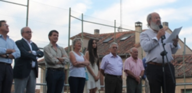 Evaristo Galán Borregón ofreció el pregón de las fiestas de El Salvador acompañado por la Junta Directiva. /FRAN MUÑOZ