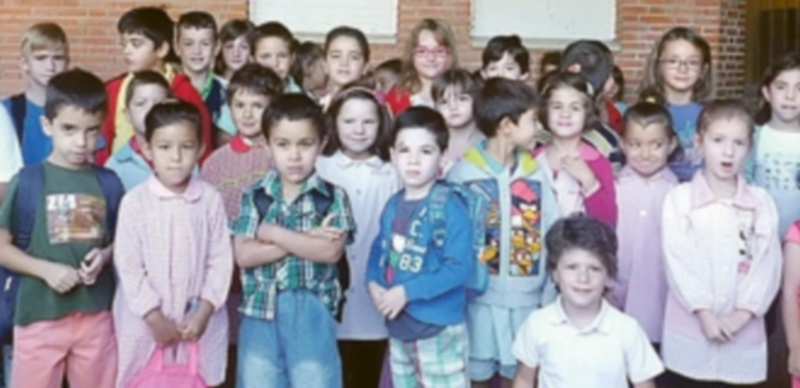 Posado de un grupo de escolares en el centro de Cantimpalos./ L. Matarranz