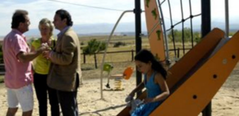 La inauguración sirvió para que Rubio expusiese a Arahuetes algunas peticiones para el municipio. / El Adelantado