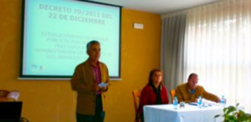 El presidente de Apadefim (izquierda) en la conferencia dirigida a las familias sobre el decreto de precios públicos. / E.A.