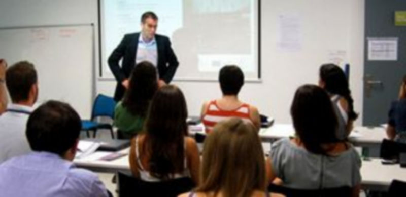 El concejal Óscar Alonso se dirige a los veinte seleccionados en el CIEES de San Millán