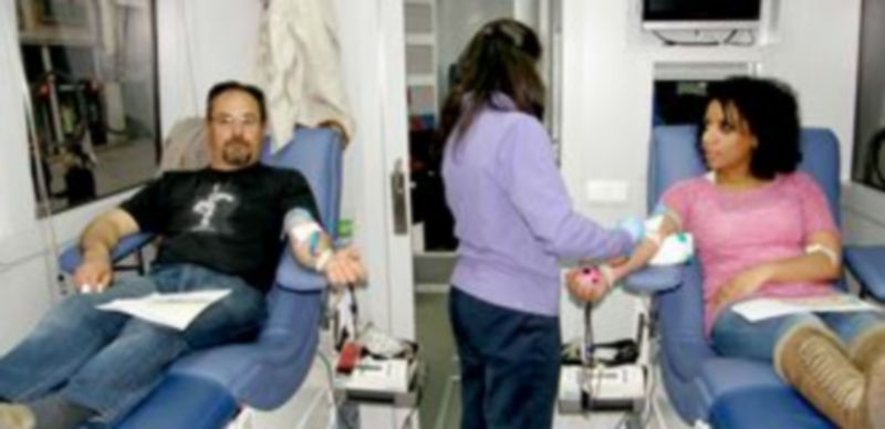 Dos personas donan sangre en el autobús que el Centro de Hemodonación habilita para tal fin / El Adelantado