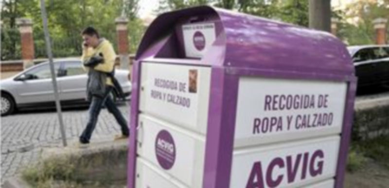 Imagen de uno de los contenedores para el reciclado de ropa y calzado instalados en la ciudad. / Alberto Benavente