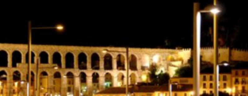 Vista nocturna del Acueducto desde Padre Claret. / ALBERTO BENAVENTE