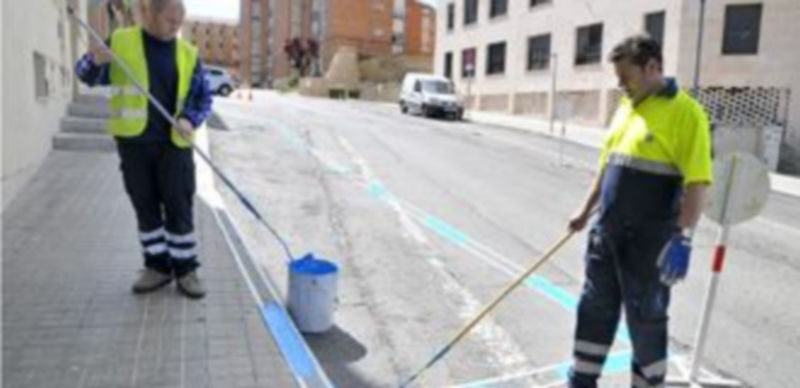 La empresa Setex Aparki S.A. comenzó ayer a señalizar las nuevas plazas de zona ‘azul’. La imagen corresponde a la Calle Larga. / Alberto Benavente