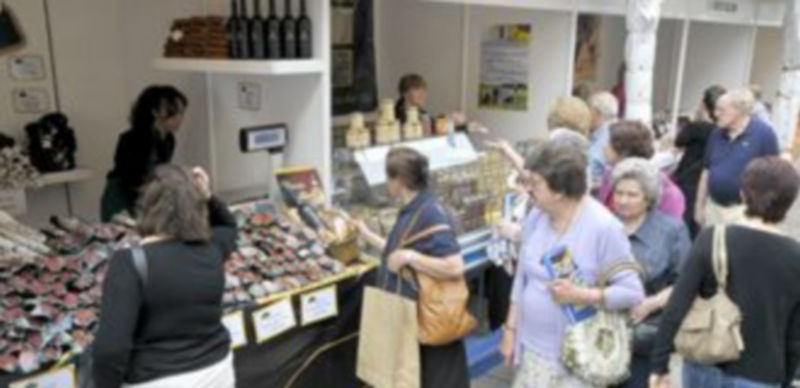 Algunos de los expositores de productos de alimentación tradicional que están presentes en la feria. / Alberto Benavente.