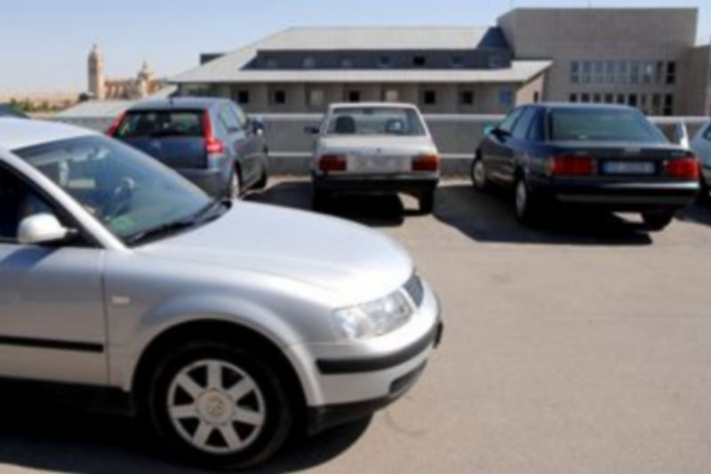 Vehículos estacionados en la planta al aire libre del aparcamiento del Hospital General. / Alberto Benavente