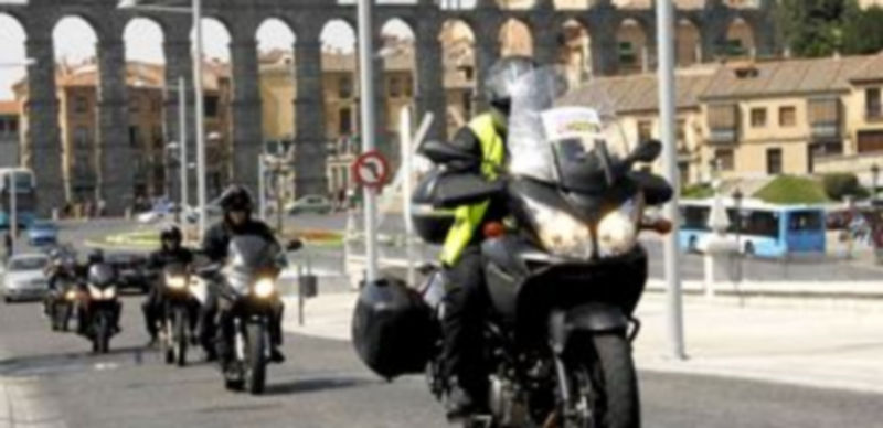Un grupo de motoristas pasa por la avenida del Padre Claret