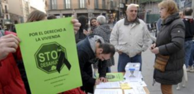 La mesa informativa de la PAH de Segovia recogió firmas para poner en marcha varias medidas en la ciudad. / A. Benavente
