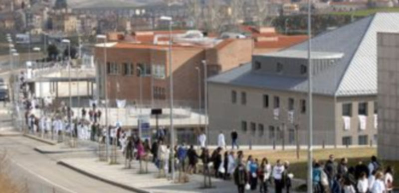 El “abrazo” al Hospital General de Segovia tuvo lugar ayer en torno a las 11