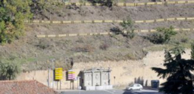 La línea de contención de madera instalada para los senderos pronto se verá oculta por las nuevas especies plantadas. / J.M.