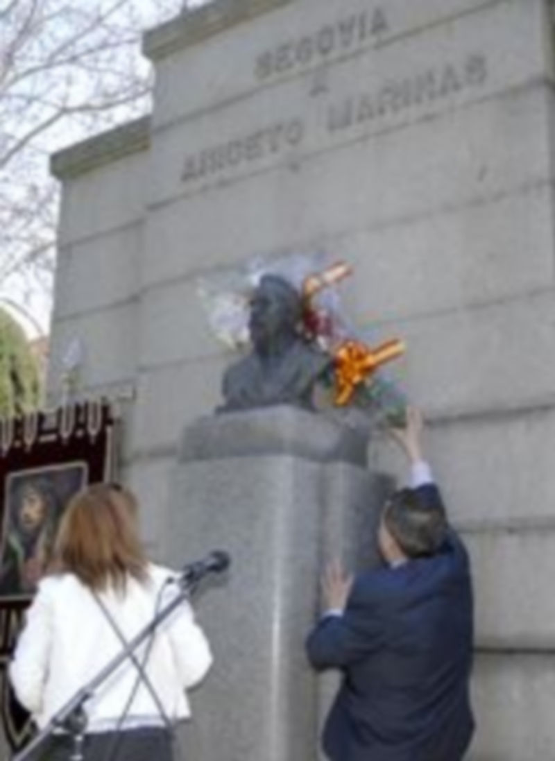 La ofrenda floral en el busto del escultor segoviano en los Jardinillos de San Roque puso punto final al homenaje. / Alberto Benavente
