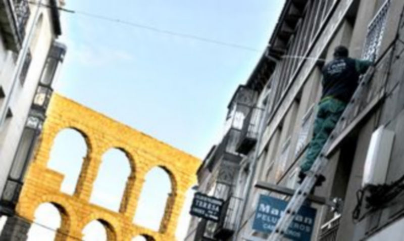 Operarios de la empresa Carmelo Plaza instalando el cableado para el alumbrado en la calle Real. /ALBERTO BENAVENTE