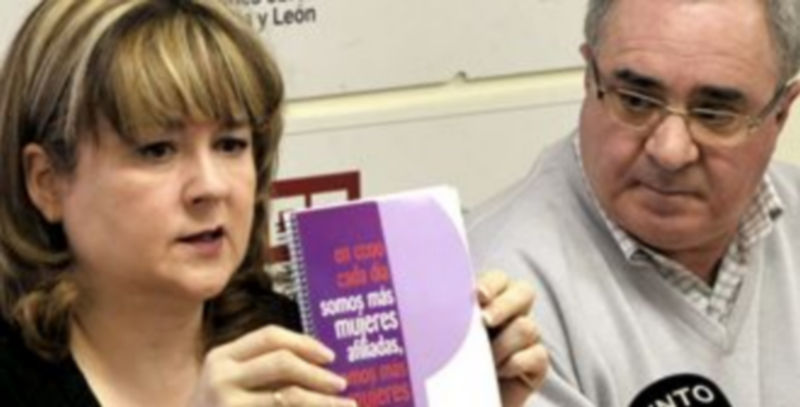 María Isabel Gómez muestra uno de los materiales promocionales./ A.Benavente