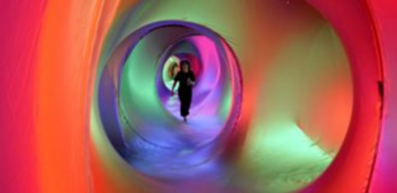 La estructura traslúcida de la carpa permite atractivas combinaciones de colores que van cambiando durante toda la visita./ Alberto Benavente.