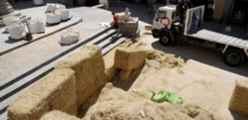 Las máquinas retiraron los paquetes de paja y la arena utilizada para ambientar la plaza de Medina del Campo. / A.Benavente.