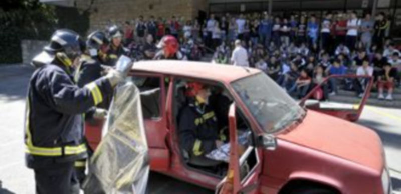 Los alumnos colaboraron en la experiencia práctica que tuvo lugar en el aparcamiento del centro. / Fotos: A.Benavente.