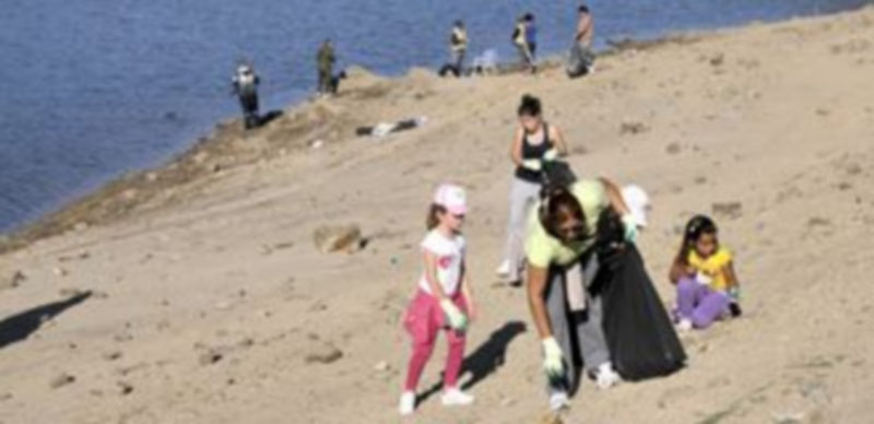 Niños y mayores recogieron una veintena de bolsas con desperdicios recogidos en el entorno del embalse. / A. Benavente