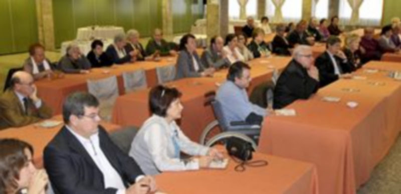 Varios concejales siguieron junto a los vecinos de los barrios incorporados las intervenciones. / Alberto Benavente