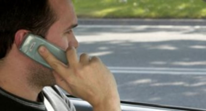 Diversos estudios realizados confirman que hablar por el teléfono mientras se conduce genera distracción. / Juan Martin