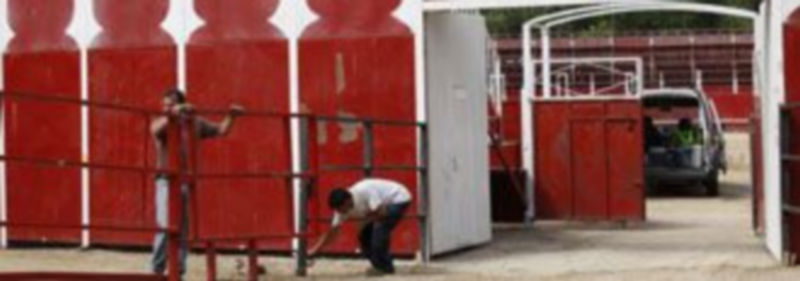 Los operarios ultiman la instalación de la plaza de toros