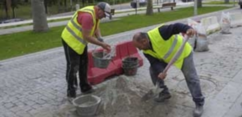 Los populares recuerdan que el mal estado de calles y aceras es una denuncia constante de los vecinos./ Kamarero