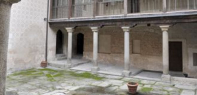 El edificio de la Casa de la Tierra se estructura en torno a un patio central de gran belleza. / KAMARERO